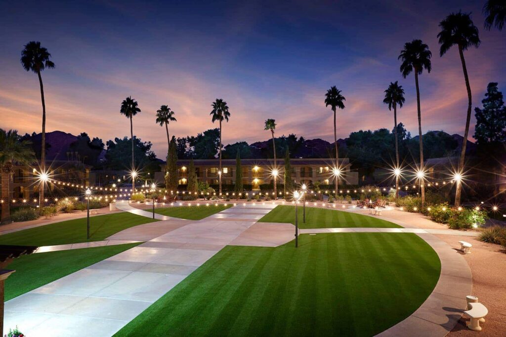 hotel courtyard with artificial grass landscapingt